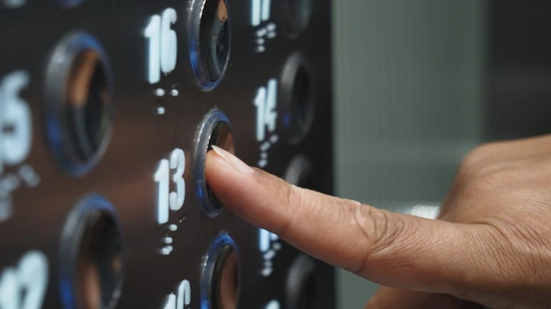 Asansördeki O Hareket Duygusal Zeka Göstergesi